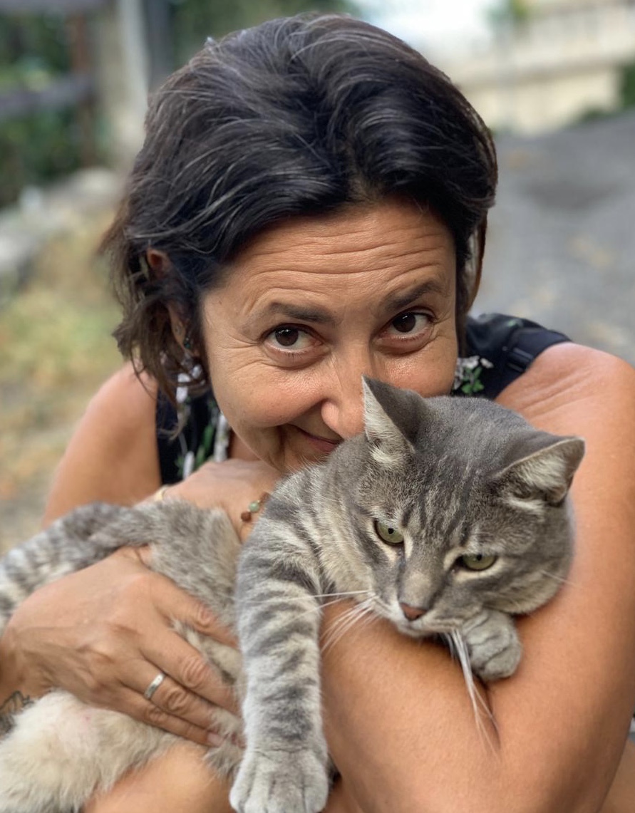 Donna che abbraccia un gatto grigio