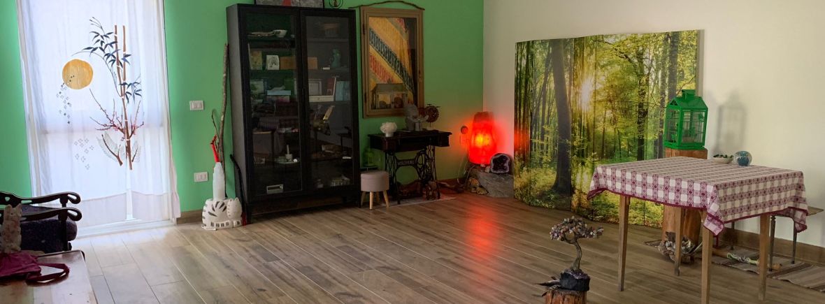 Interno della Quercia Piumata. Pavimento e mobili in legno che donano un'atmosfera calda e accogliente.